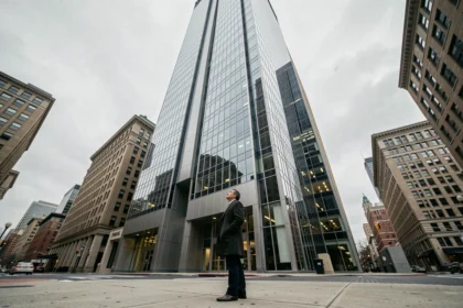 Vue en contre-plongée de la tour Citadel Center à Chicago illustrant sa hauteur impressionnante depuis le niveau de la rue